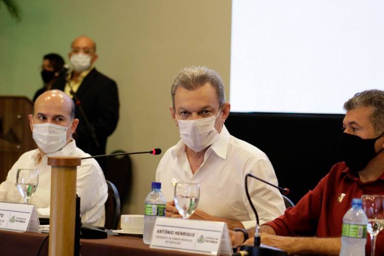 FORTALEZA, CE, BRASIL, 11.12.2020: Prefeito Roberto Claudio faz ultima reuniao com o secretariado, no Hotel Gran Mareiro, com a presenca do Prefeito Eleito, Jose Sarto (Foto: Thais Mesquita/O POVO)