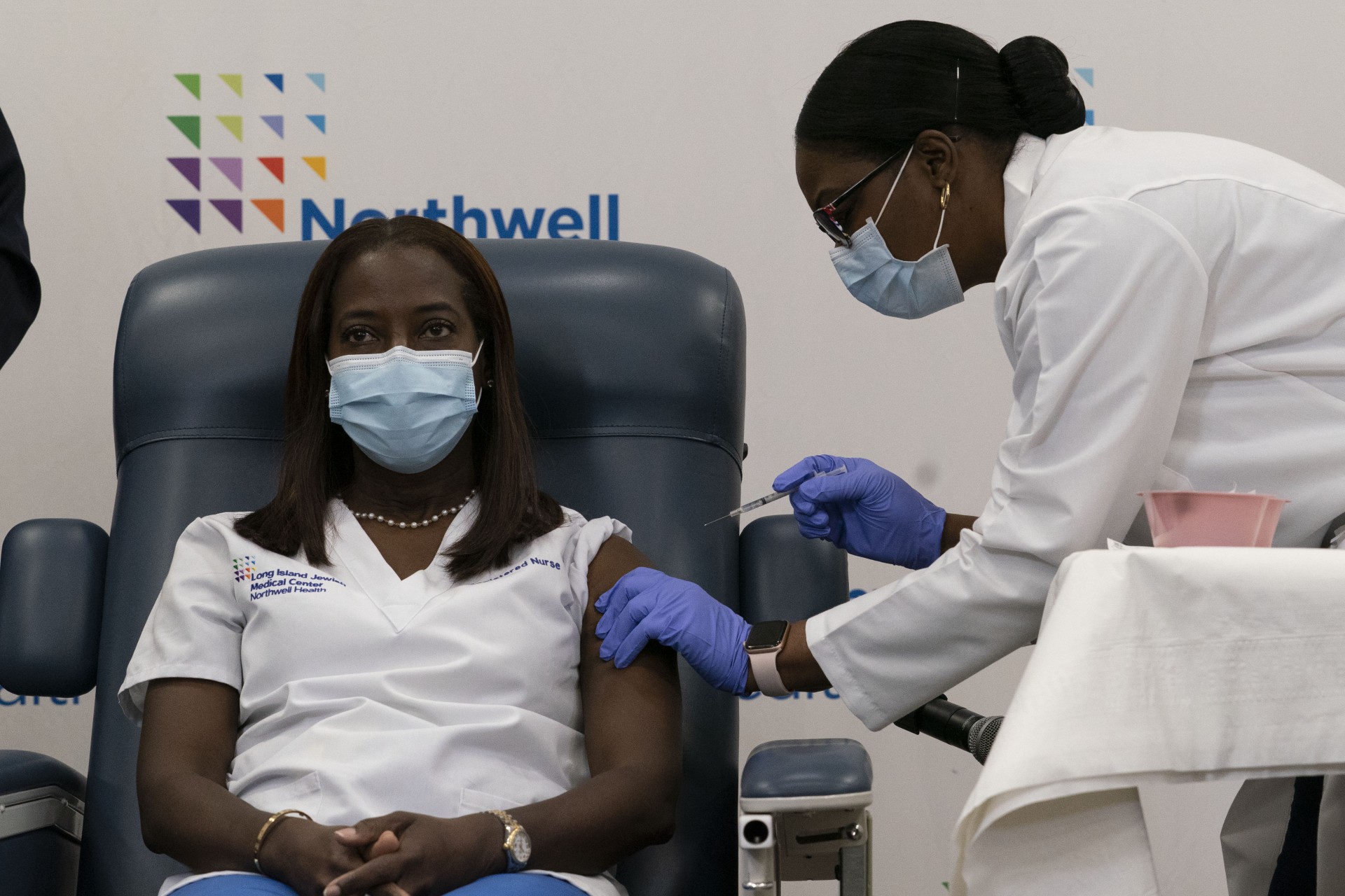Sandra Lindsay, enfermeira no  Long Island Jewish Medical Center, em Nova York, a primeira pessoa vacina nos EUA contra o coronavírus(Foto: Mark Lennihan/POOL/AFP)