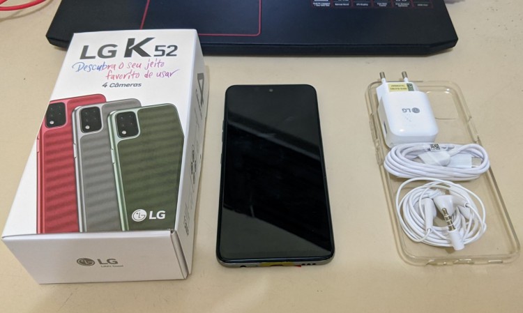 Caixa do LG K52 não tem grandes surpresas, mas traz uma capa para proteger o aparelho
