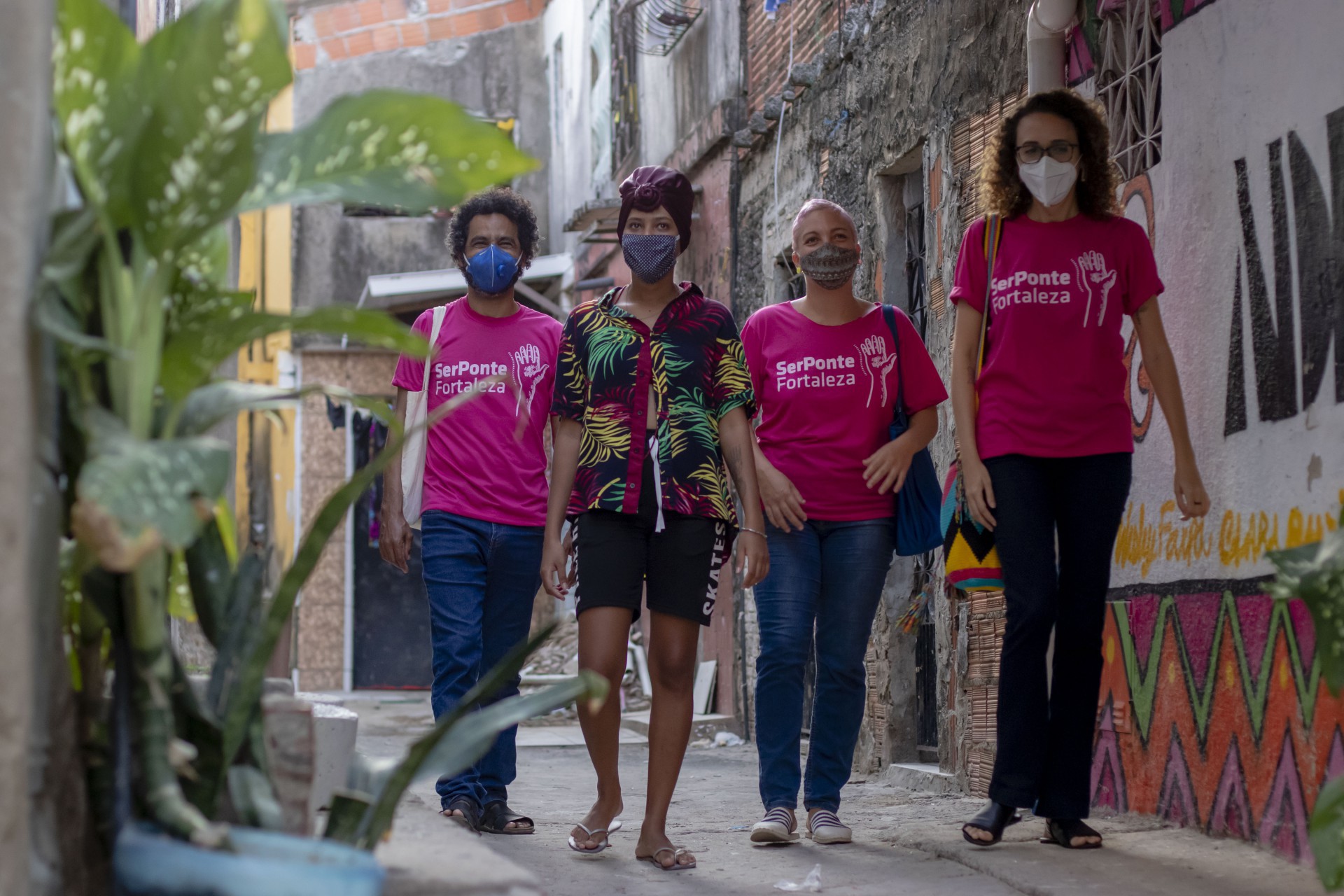 FORTALEZA, CE, BRASIL, 14.12.2020: ESPECIAL DE NATAL. Valéria Pinheiro (oculos) /  Jamieson Simões /  Natália Escóssia (Cabelo Rosa) / Lídia Raiely Borboleta (Turbante). Especial de Natal. Entrevista com integrantes do Projeto Ser Ponte, que tem foco na transferência solidária de renda para mulheres chefes de família em áreas precarizadas de Fortaleza. Em época de COVID-19. (Foto: Aurelio Alves/O POVO). (Foto: Aurelio Alves)