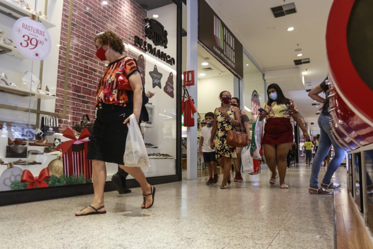 FORTALEZA, 15-12-2020: Apos novo decreto estadual, shoppings tem novas regras de funcionamento como controle digital de clientes em tempo real nas entradas e limitacao de clientes por loja