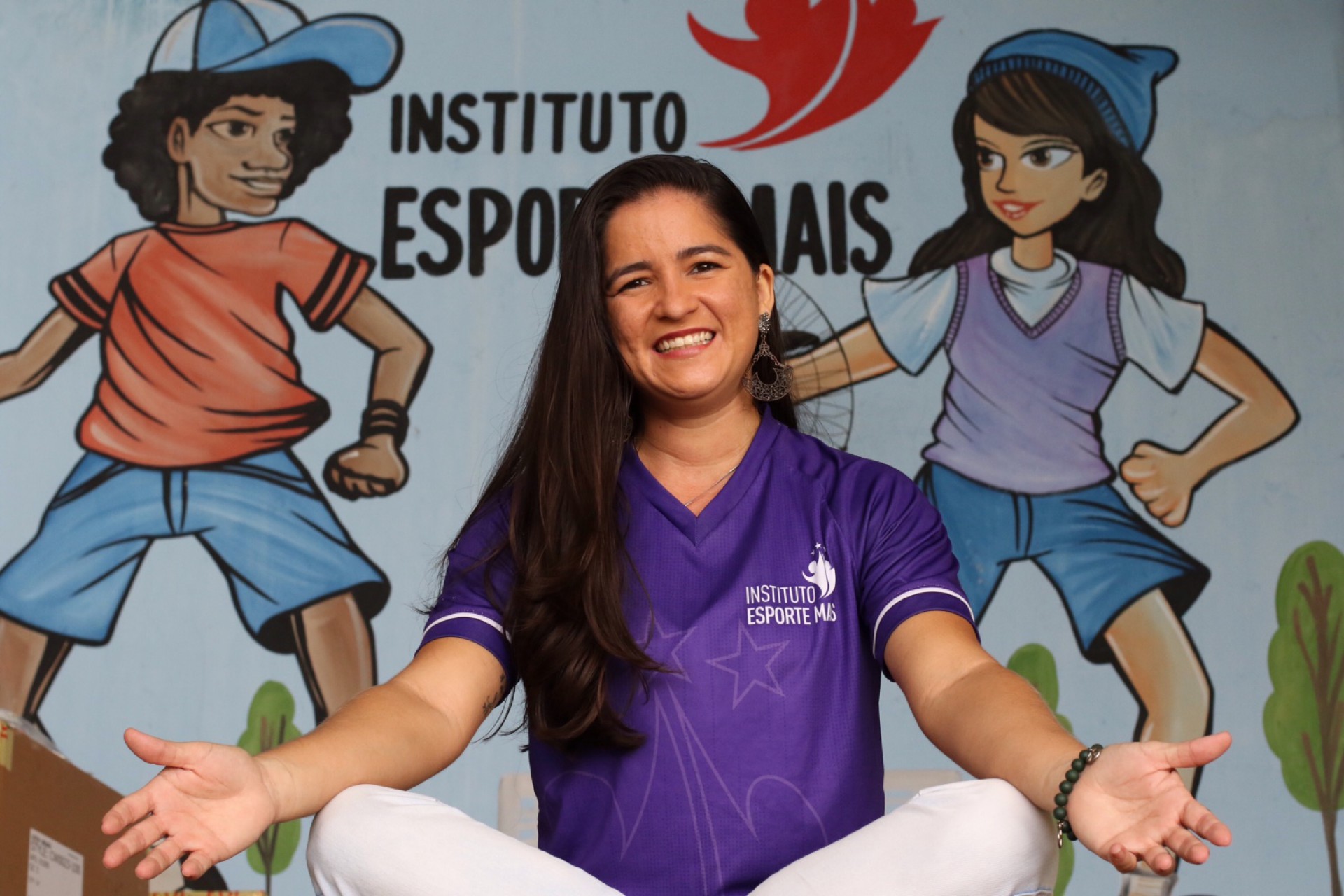 Jessica Rodrigues, coordena o  instituto Esporte Mais: este ano além de bolas, distribuiu cestas básicas  