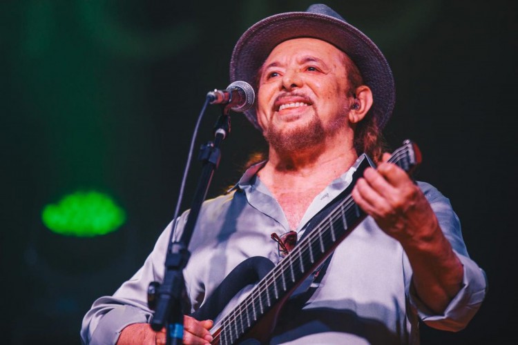 Acompanhe a agenda de transmissões ao vivo online - live - de artistas nacionais e internacionais para hoje, quinta-feira, 17 de dezembro (17/12); cantor Geraldo Azevedo, apresentando show pago, é uma das atrações da noite