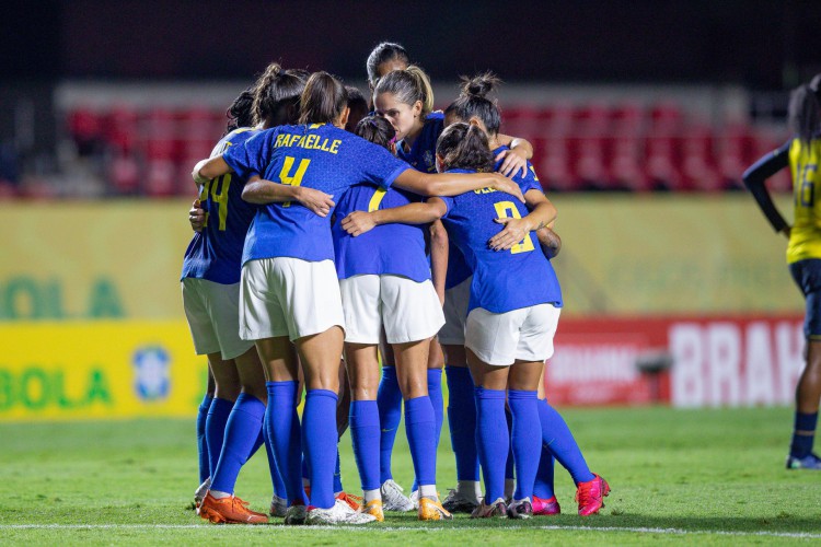 Jogadores da seleção feminina comemoram gol no amistoso Brasil x Equador, no Morumbi