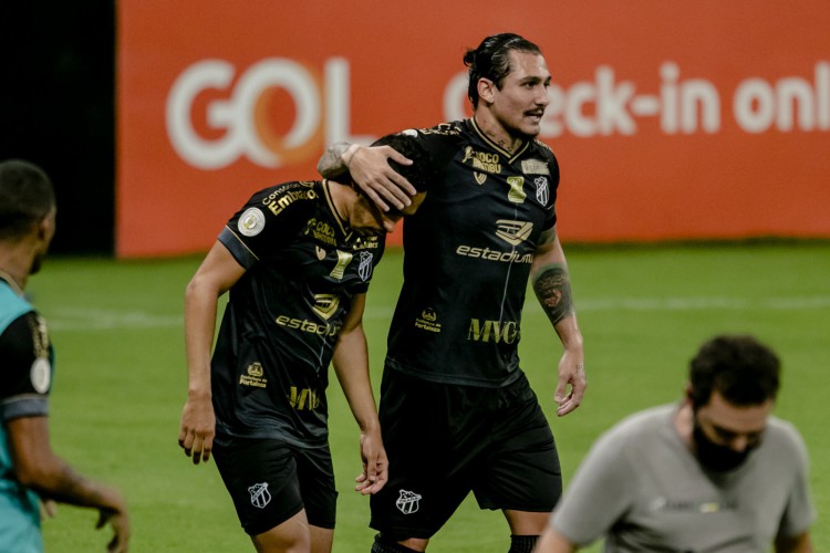 Vina e Lima comemoram gol no Cl&aacute;ssico-Rei