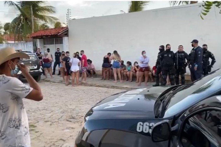 Entre os conduzidos estavam duas pessoas que apresentavam sintomas de Covid-19. 