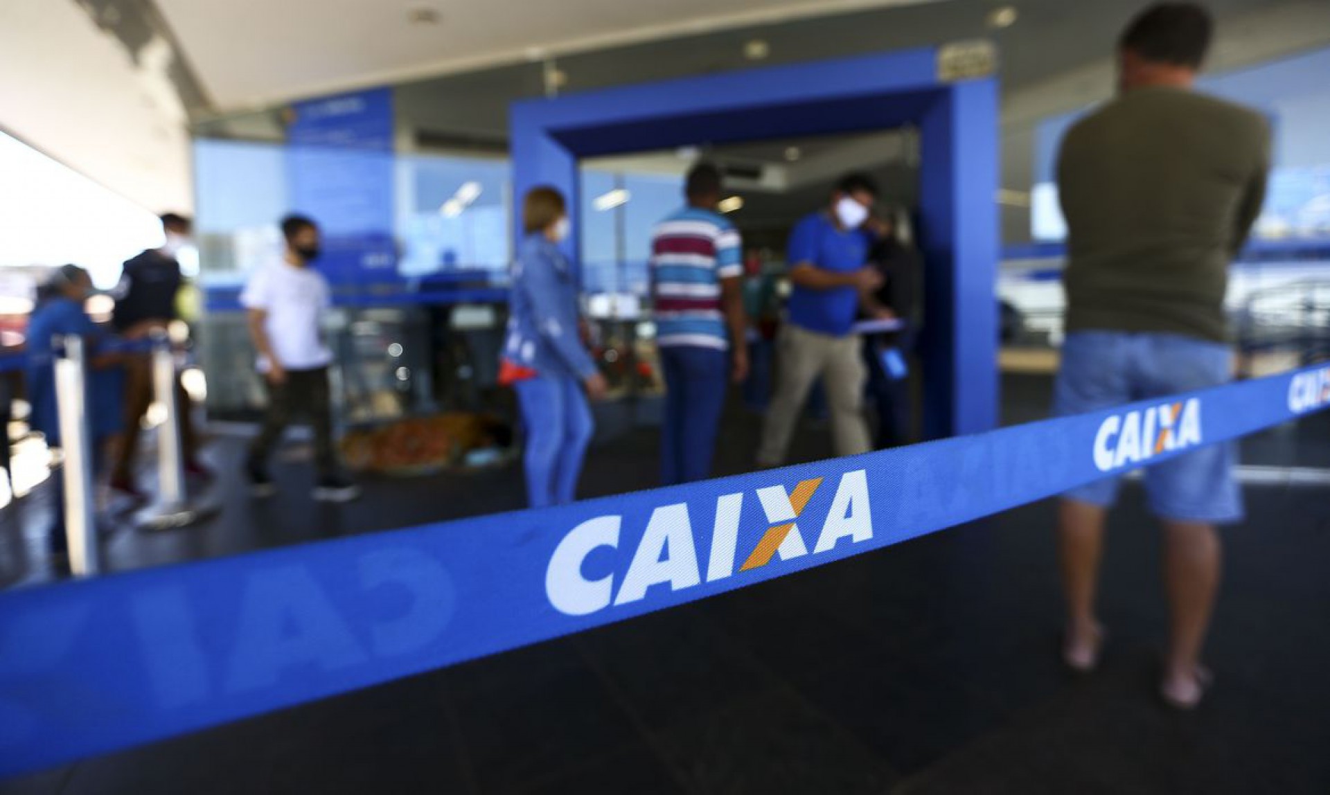 ￼Fila para entrada em agência da Caixa, em Brasília. (Foto: Marcelo Camargo/Agência Brasil)