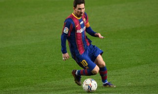 Lionel Messi em ação pelo Barcelona na temporada 2020/2021