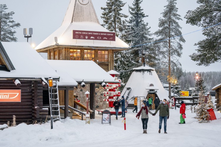 Foto de Pessoas Vila Do Papai Noel Na Lapónia Escandinávia Ao Pôr