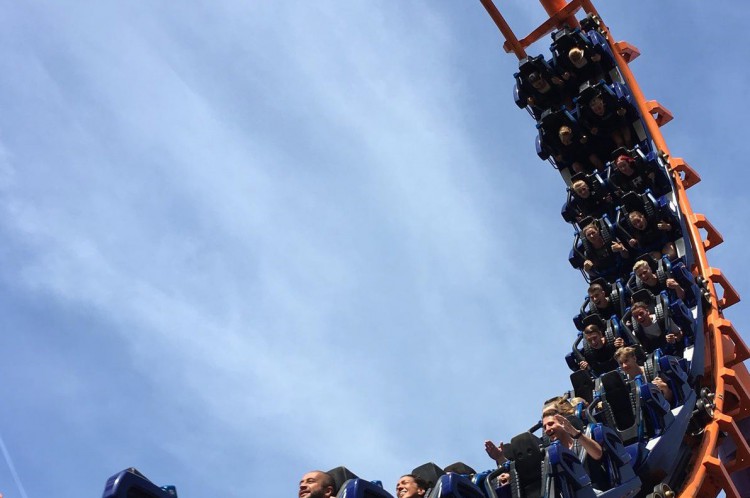 Uma montanha-russa não tem um motor para gerar energia. A primeira subida é feita graças a um elevador ou cabo que puxa o trem Uma montanha-russa não tem um motor para gerar energia. A primeira subida é feita graças a um elevador ou cabo que puxa o trem