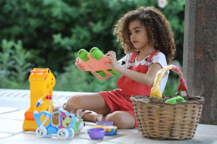 Além das brincadeiras tradicionais, pais e filhos podem compartilhar momentos com diversas atividades, como culinária, artes ou atividades físicas