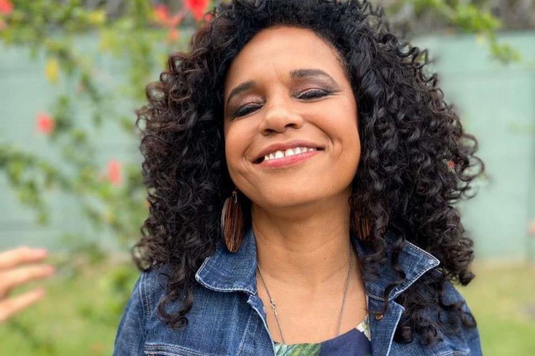 Acompanhe a agenda de transmissões ao vivo online - live - de artistas nacionais e internacionais para hoje, quarta-feira, 23 de dezembro (23/12); com lives diárias, cantora Teresa Cristina é uma das atrações da noite