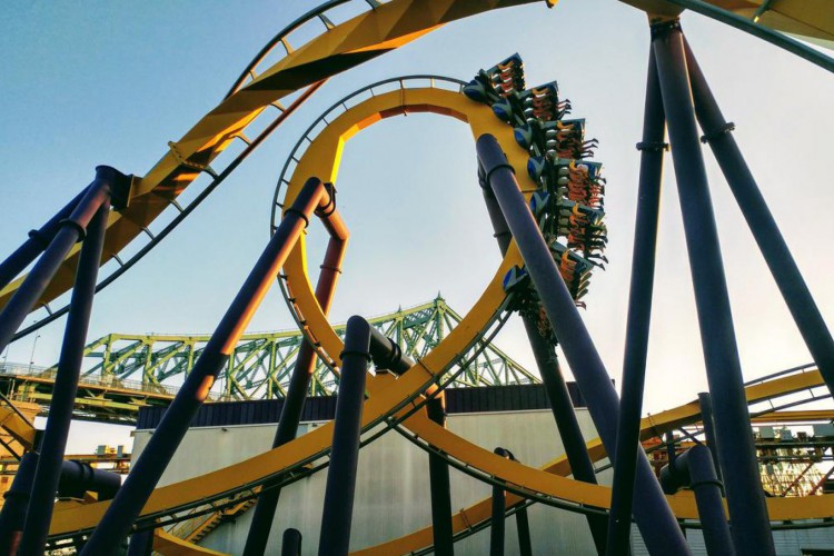 O loop-a-loop deve ser el&iacute;ptico para que a for&ccedil;a centr&iacute;peta seja mais forte que a gravidade