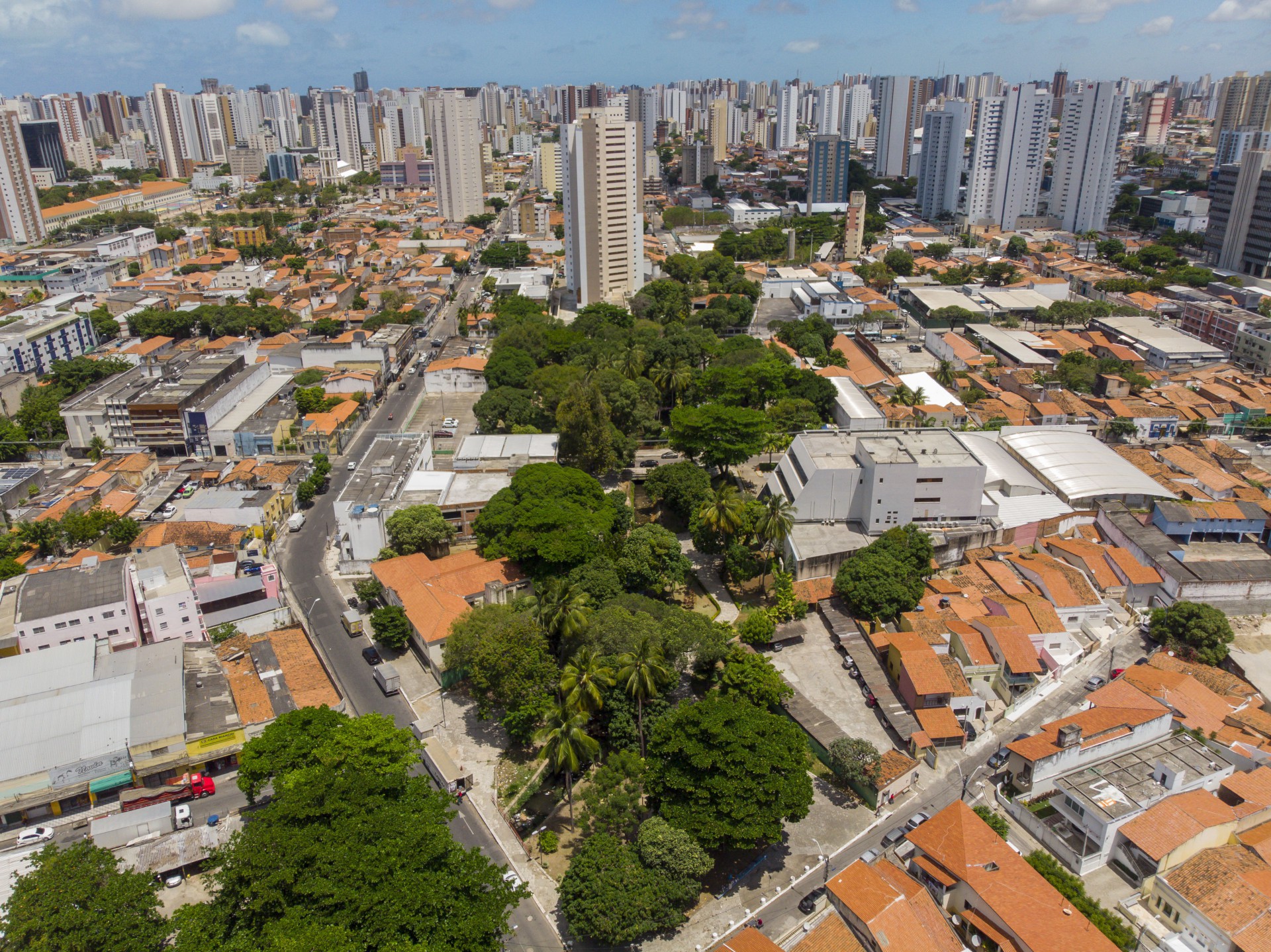 Vista aérea da Praça do Pajeú por onde passa um trecho do Riacho Pajeú no Centro de Fortaleza(Foto: FCO FONTENELE)