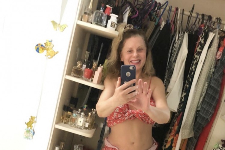 A foto tirada dentro do closet de sua casa, exibiu ainda seu equilíbrio ao posar apoiando uma perna na outra 