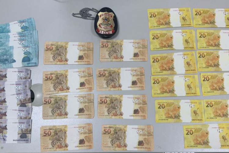 Dinheiro apreendido pela Polícia Federal veio pelos Correios.