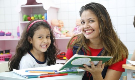 Giovana Torres Rodrigues, aluna do 1º ano ensino fundamental do Colégio Antares, desenvolvendo o pensamento crítico com ajuda da Tia Naiany (Foto: Divulgação) 