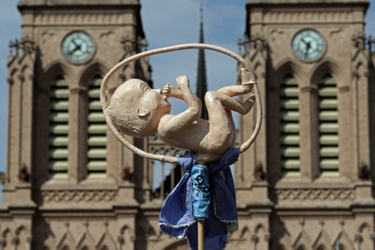  Nesta foto de arquivo tirada em 8 de março de 2020, um manequim de um feto é visto em frente à Basílica da Virgem de Lujan, enquanto a Igreja Católica Argentina celebra uma oração em massa em rejeição ao projeto de lei