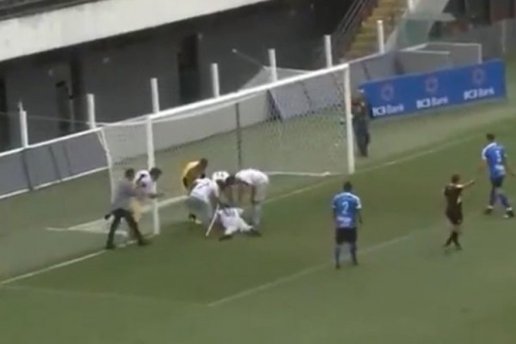 O presidente Bolsonaro caiu logo após ter feito o gol; veja vídeo