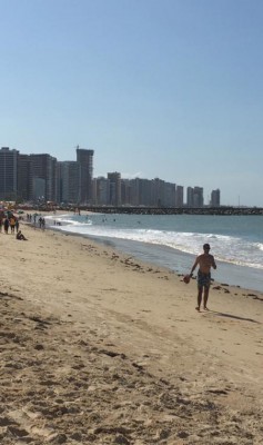A faixa de areia da Praia de Iracema, onde são localizadas as barracas de praia, apresentaram pouco fluxo de turistas e banhistas. 