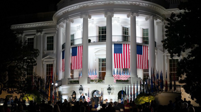 Nos Estados Unidos, o presidente eleito toma posse no dia 20 de janeiro, depois do Congresso 