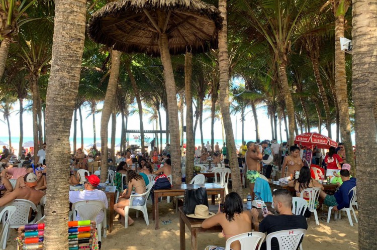 Barracas na Praia do Futuro registram alto movimento de clientes e turistas nesta quinta-feira, 31, véspera de Ano Novo. 