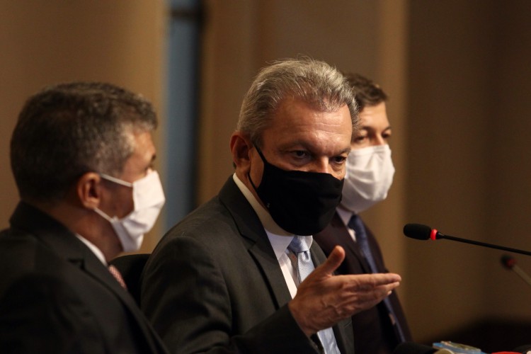 FORTALEZA,CE, BRASIL, 01.01.2021: José Sarto, prefeito eleito, Helcio Batista, vice prefeito e Antônio Henrique, presidente da câmara, durante coletiva após Posse de vereadores na Câmara municipal. (Fotos: Fabio Lima/O POVO)