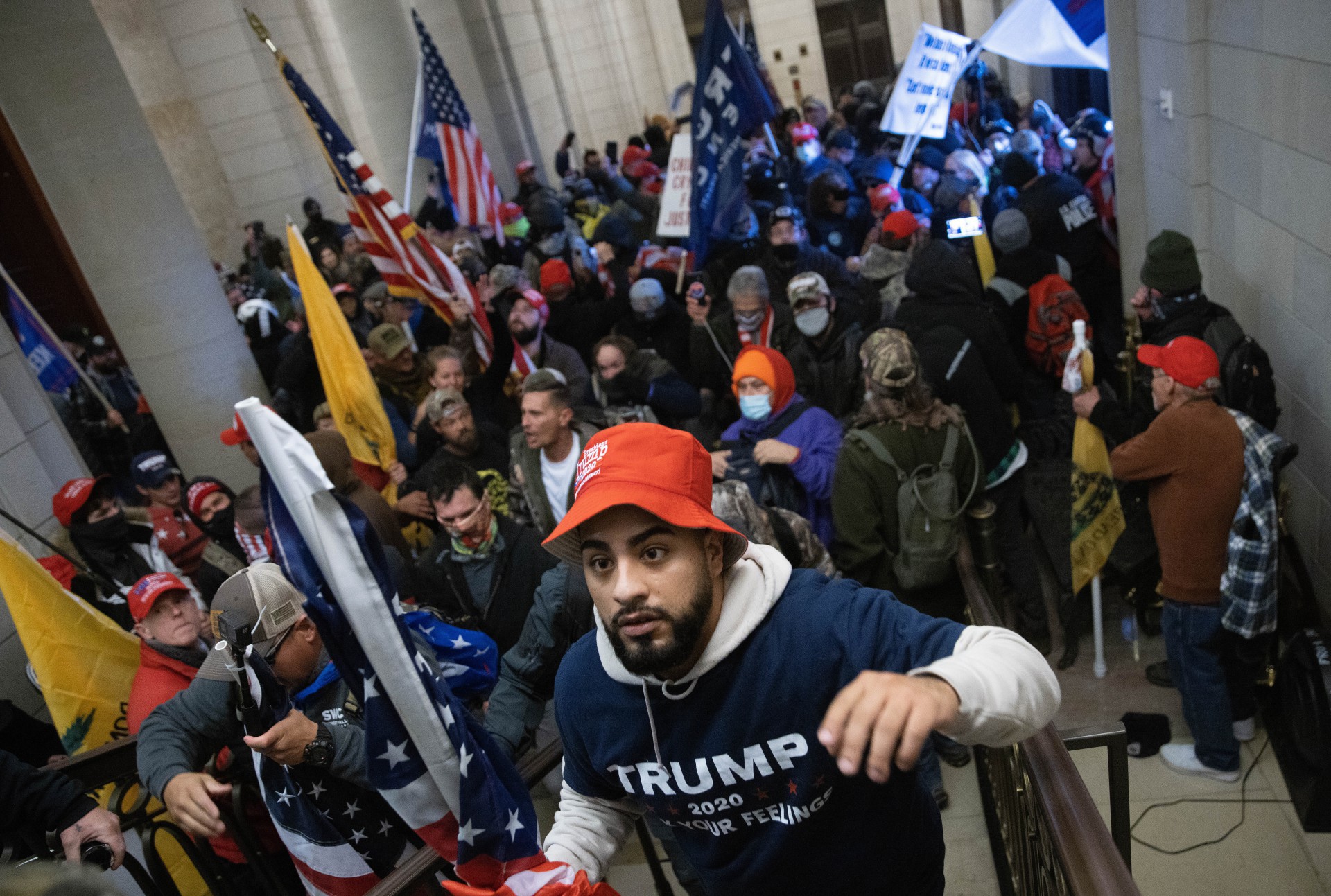 Multidão pró-Trump invade o Capitólio dos EUA em 6 de janeiro de 2021 em Washington, DC(Foto: WIN MCNAMEE / AFP)