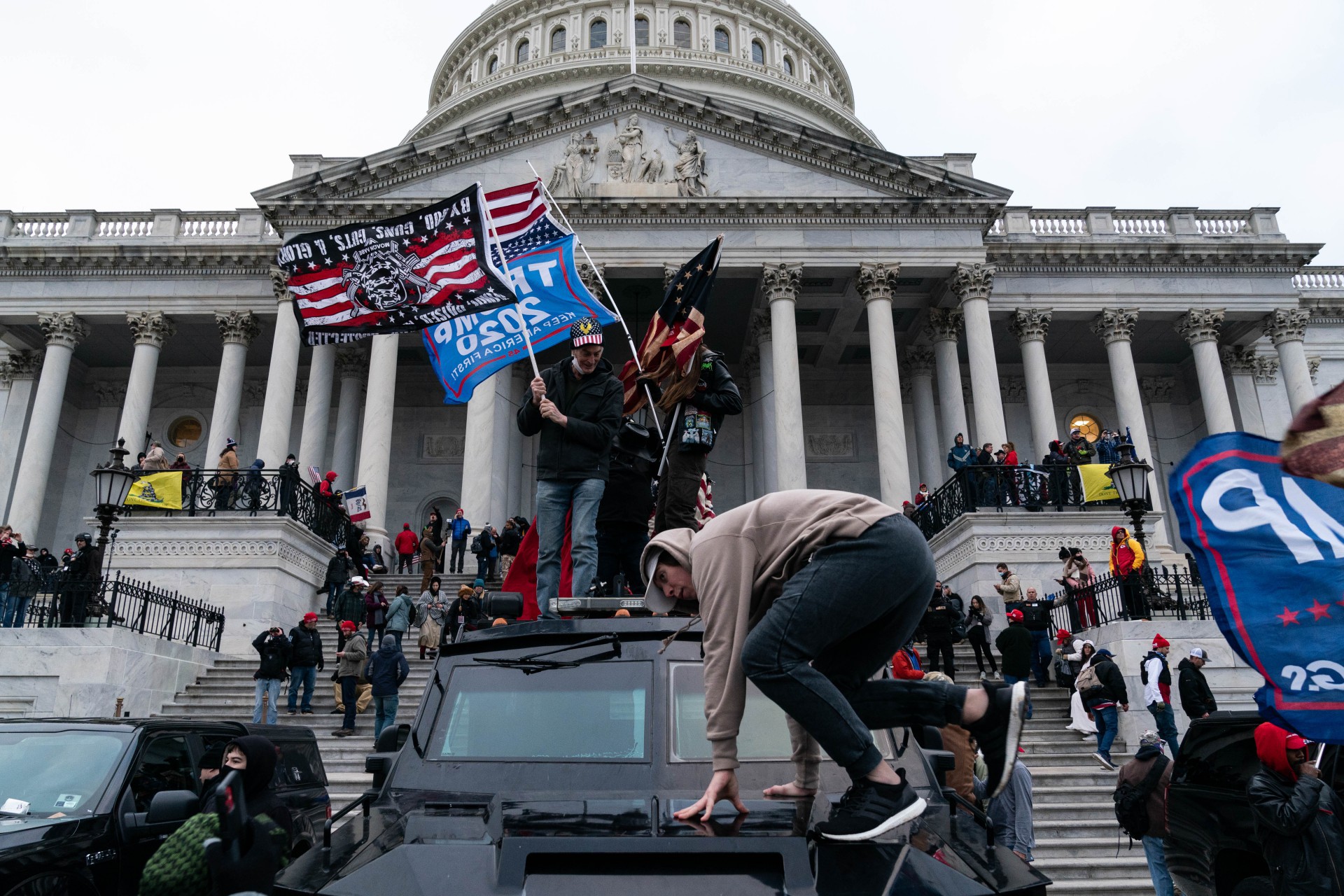 (Foto: ALEX EDELMAN / AFP)Apoiadores do presidente dos EUA, Donald Trump, protestam em frente ao Capitólio dos EUA em 6 de janeiro de 2021, em Washington, DC. - Os manifestantes violaram a segurança e entraram no Capitólio enquanto o Congresso debatia a Certificação de Voto Eleitoral da eleição presidencial de 2020. (Foto de ALEX EDELMAN / AFP)