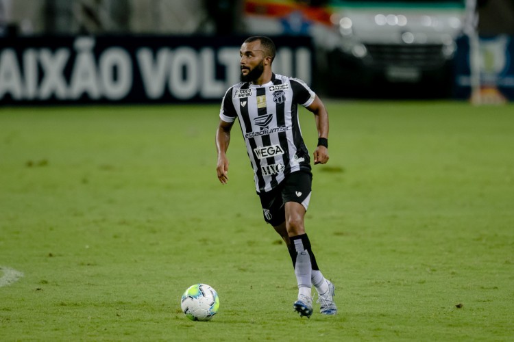 Samuel Xavier em a&ccedil;&atilde;o na partida entre Cear&aacute; e Internacional, no Castel&atilde;o