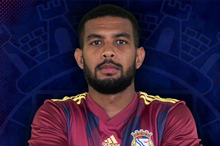 Alex Sandro dos Santos Apolinário é um jogador de futebol profissional brasileiro que joga no clube português F.C. Alverca como meio-campo ofensivo.