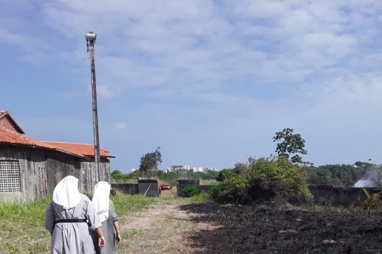 Um grupo de monjas tentou apagar o fogo que atingiu as imediações do mosteiro onde elas vivem