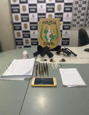 SUSPEITO foi preso e com ele foram apreendidas drogas, armas e cadernos com anotação do tráfico 
