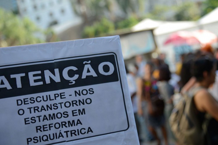 Profissionais da saúde, pacientes e familiares protestam contra a política de saúde mental no Dia Nacional da Luta Antimanicomial, no centro da cidade.