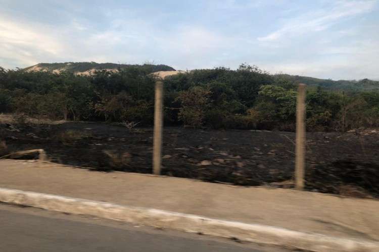 Incêndio foi registrado em área de vegetação na Sabiaguaba às 17h32min; Corpo de Bombeiros foi acionado e debelou o fogo às 18h30min