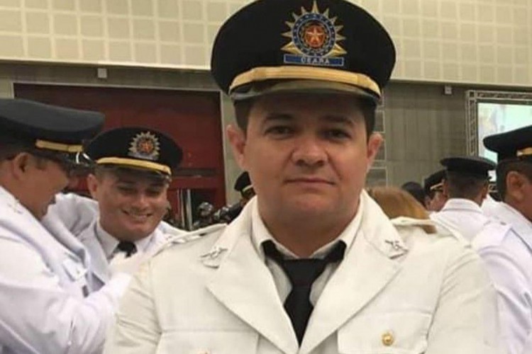 Sargento José Gebson Lemos de Araújo tinha 41 anos e estava lotado na 1ª Companhia do 24ª Batalhão Policial Militar (1ªCia/24ºBPM); ele perdeu o controle da moto que pilotava em estrada na cidade de Maranguape