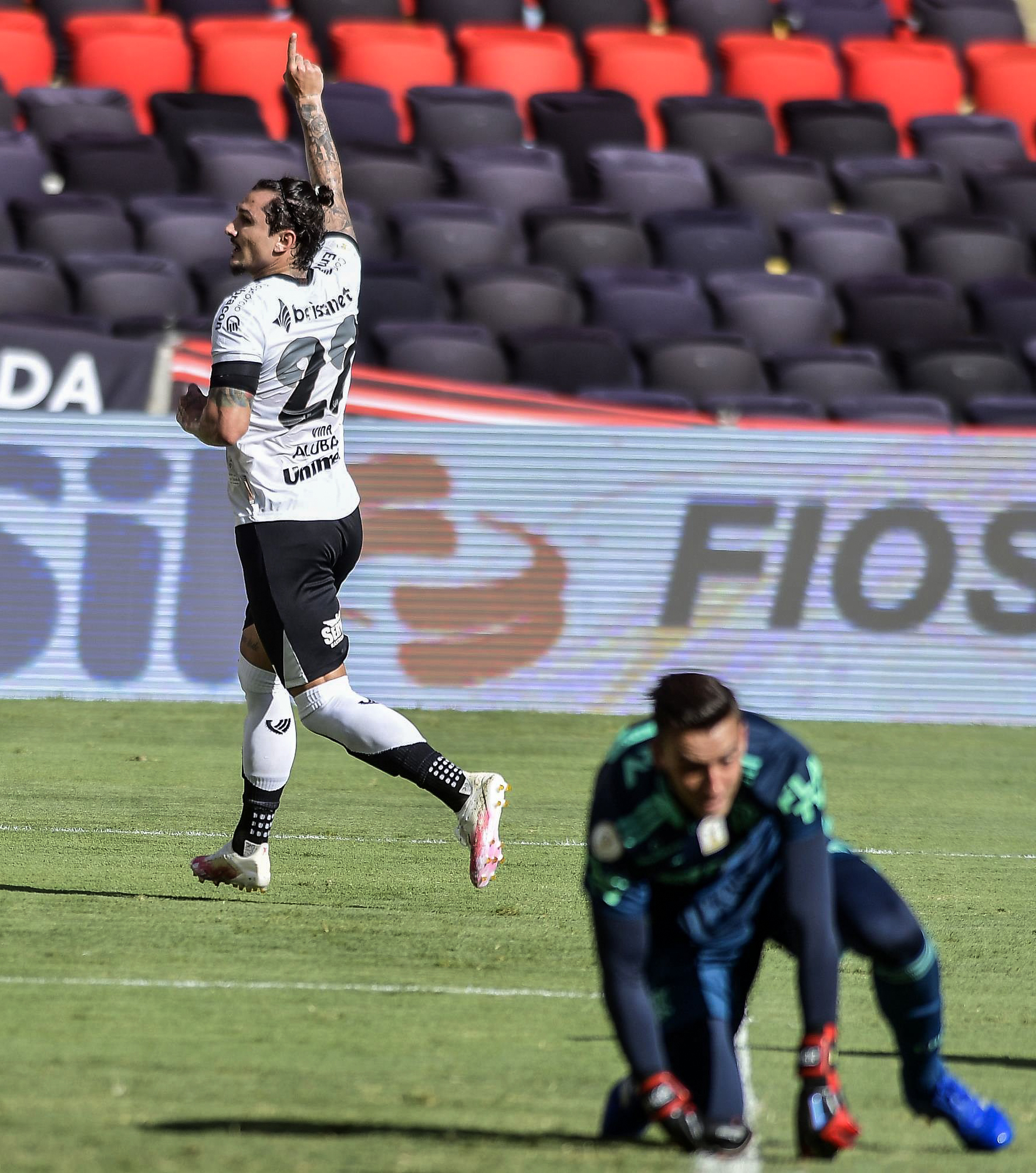 ￼VINA abriu o placar para o Ceará 
na vitória de 2 a 0 sobre o Flamengo (Foto: DHAVID NORMANDO/AE)