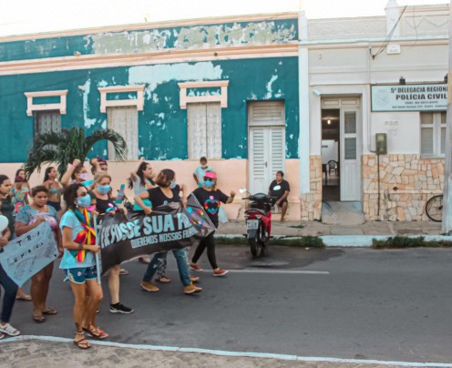 Manifestantes marcham em frente a delegacia regional da policia civil de Camocim