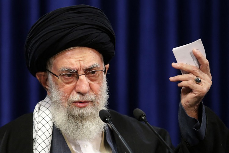 Líder supremo do Irã, o aiatolá Ali Khamenei está acima do presidente, embora este cargo tenha poderes reservados para si