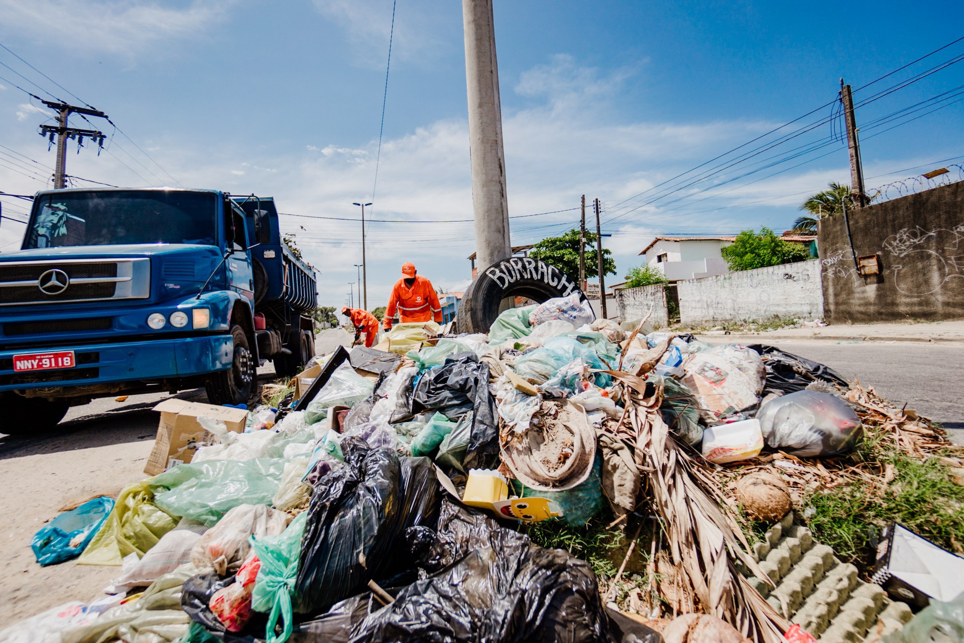 Equipes realizam a coleta de lixo pelas ruas e avenidas em Caucaia (Foto: JÚLIO CAESAR)