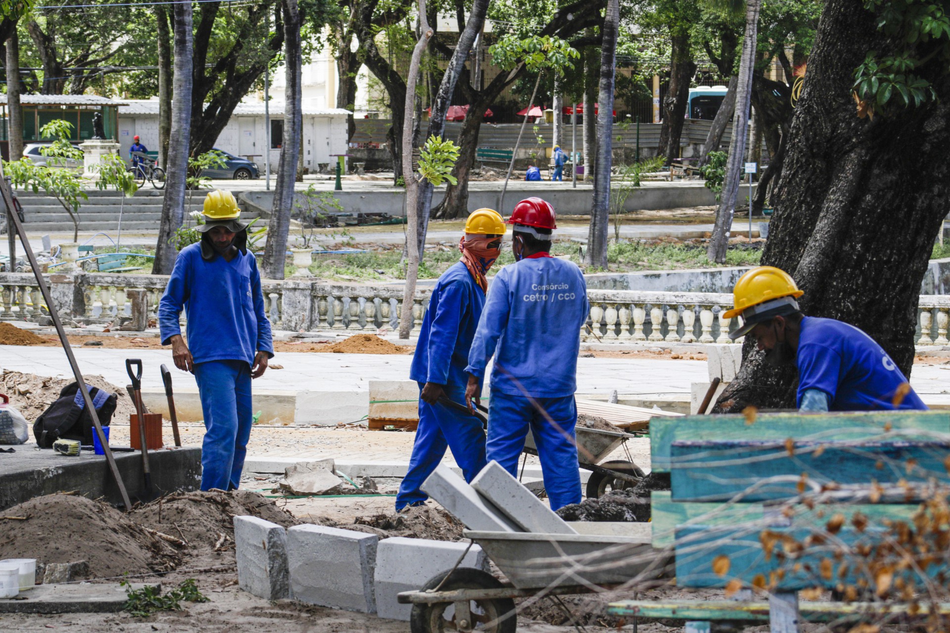 ￼Trabalhadores em obra de revitalização do Parque das Crianças em Fortaleza (Foto: Thais Mesquita)
