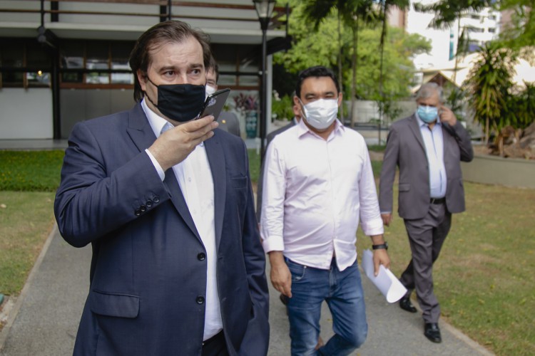 Maia voltou a defender a convoca&ccedil;&atilde;o da Comiss&atilde;o Representativa do Congresso para retomar os trabalhos do Legislativo em janeiro. A decis&atilde;o cabe ao presidente do Senado, Davi Alcolumbre