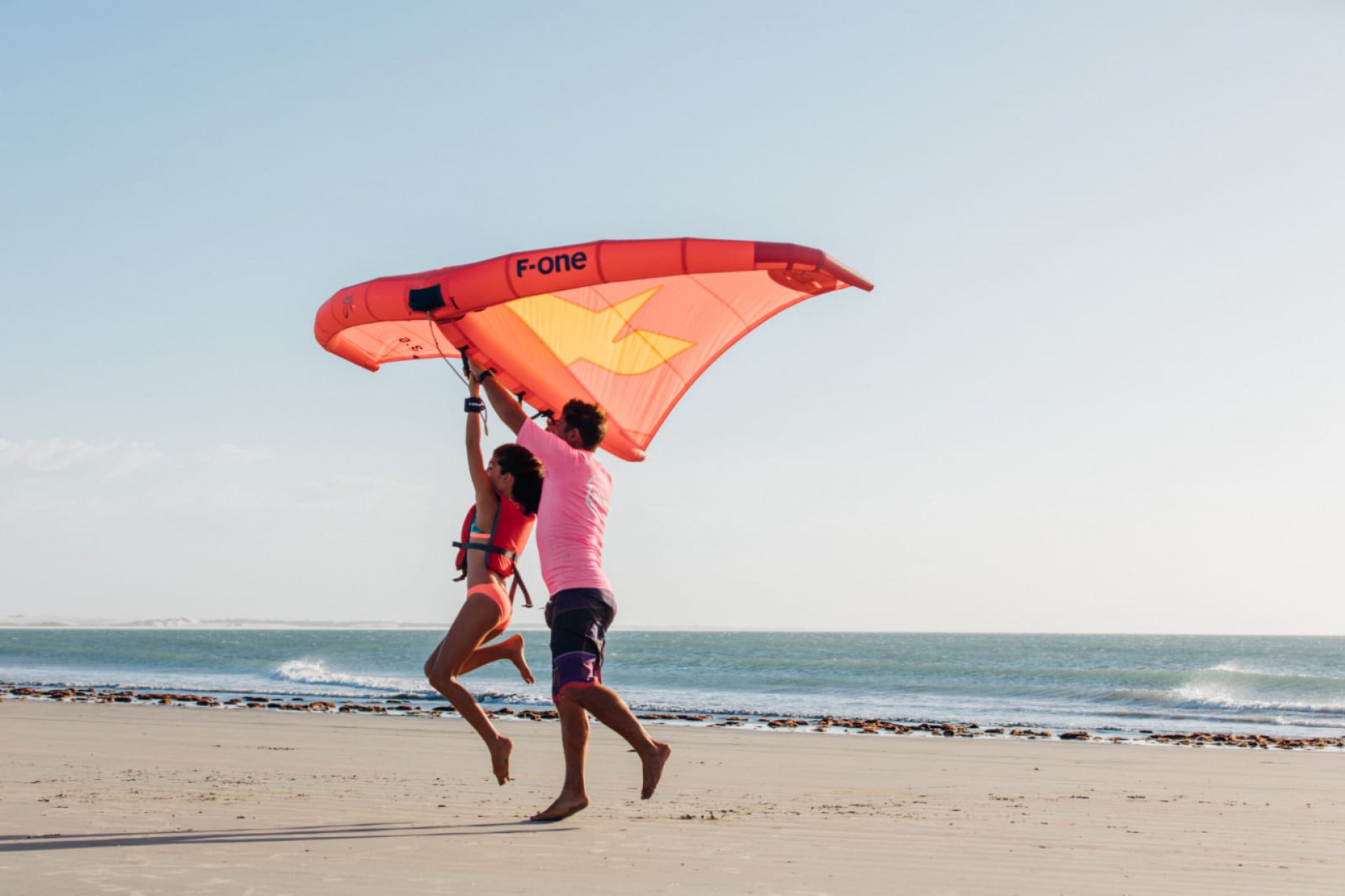 (Foto: Analice Diniz / Divulgação)Aulas de wing foil (wingsurfe) nas areias das praia de Jericoacoara e do Preá, que também recebem windsurfe e kitesurfe. Especial Esportes Náuticos