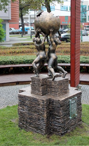 Monumento &agrave; Wikip&eacute;dia erguido na cidade de Slubice, na Pol&ocirc;nia