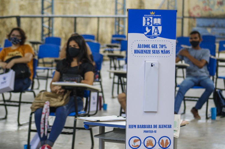 Dispensadores de álcool em gel personalizados com o nome da escola estão distribuídos em vários espaços na Bárbara de Alencar Dispensadores de álcool em gel personalizados com o nome da escola estão distribuídos em vários espaços na Bárbara de Alencar