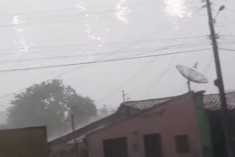 Nas imagens, é possível ver objetos sendo arremessados na rua por causa da intensidade da ventania