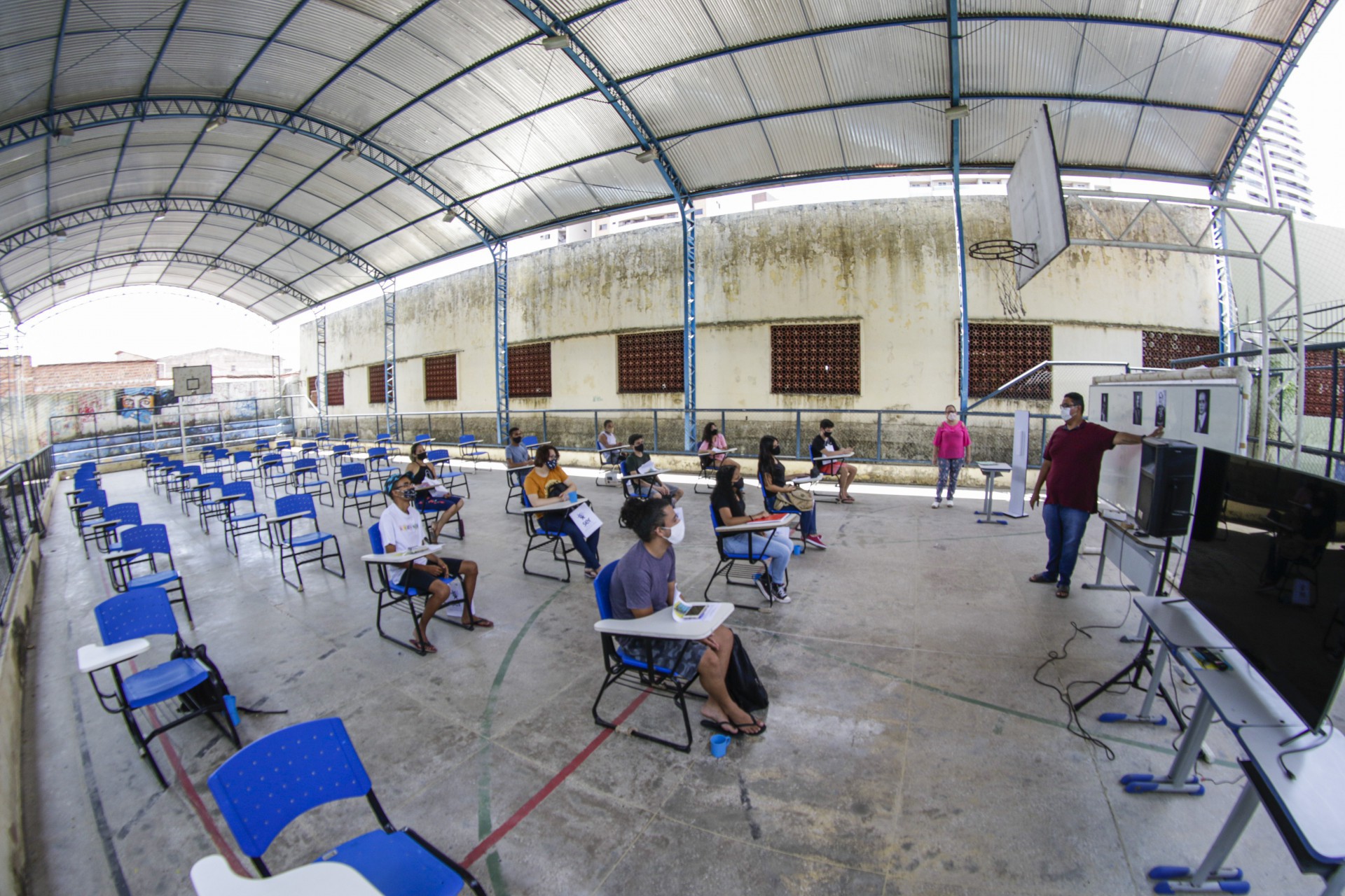 Sob protocolos contra a Covid-19, alunos têm aula preparatória para o Enem  na EEFM Bárbara de Alencar  (Foto: Thais Mesquita)