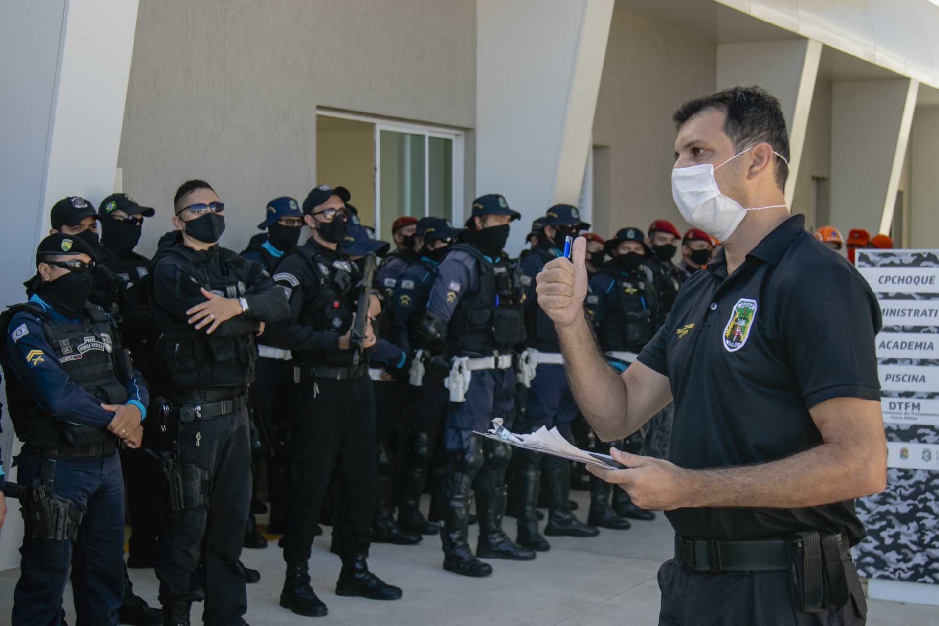 FORTALEZA, CE, BRASIL, 15.01.2021: A Secretaria da Seguran&ccedil;a P&uacute;blica e Defesa Social (SSPDS) realiza, nesta sexta-feira (15), mais uma edi&ccedil;&atilde;o da Opera&ccedil;&atilde;o Apostos, em Fortaleza. A ideia &eacute; reprimir os Crimes Violentos Letais Intencionais (CVLI) e Contra o Patrim&ocirc;nio (CVP). Bairros como Aldeota, Cais do Porto, Meireles, Mucuripe, Praia de Iracema, Varjota e Vicente Pinz&oacute;n,  inseridos na &Aacute;rea Integrada de Seguran&ccedil;a 1 (AIS 1), ser&atilde;o alvos da ofensiva. (Foto: Aur&eacute;lio Alves)