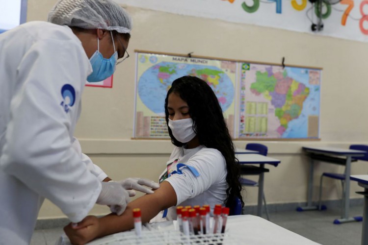 Profissional da saúde realiza coleta para teste de Covid-19 em escola de São Paulo (SP) .01/10/2020.REUTERS/Amanda Perobelli