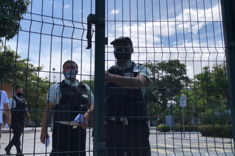 Portões fechados na Universidade Estadual do Ceará (Uece) para início da prova do Enem